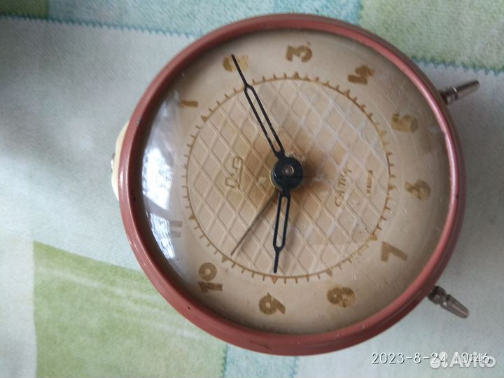 Часы будильник, янтарь очз