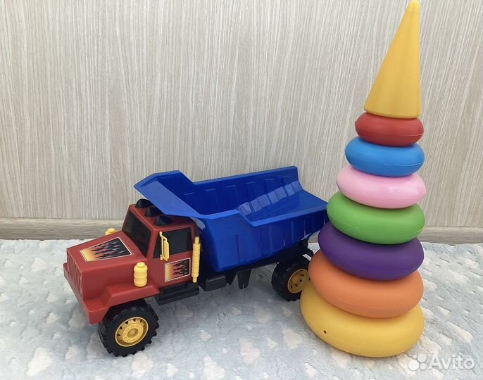 Большие грузовик и пирамидка (50+ см)