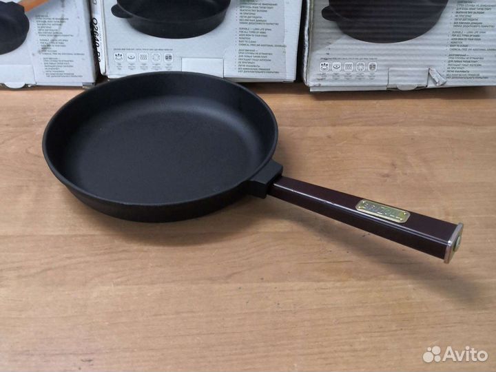 Сковорода чугунная 260х40 с деревянной ручкой