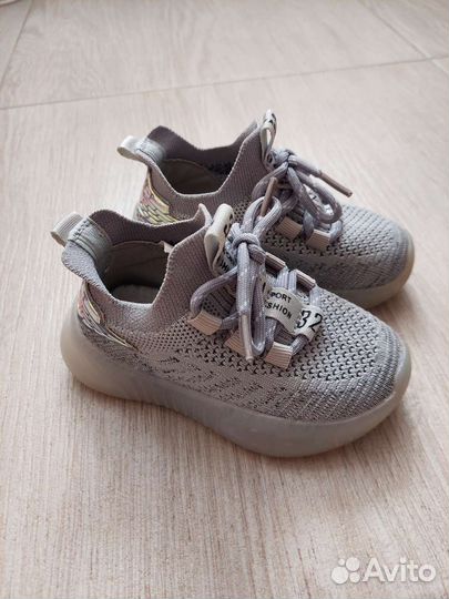 Кроссовки (изики)