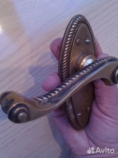 Бронзовая красивая ручка на дверь