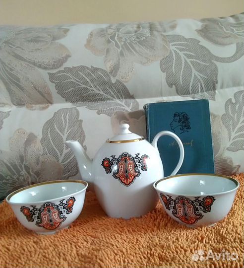 Большой заварочный чайник и две пиалы