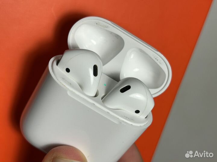 Apple AirPods 2 с беспроводным зарядным футляром