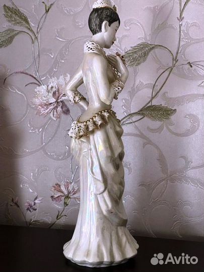 Фарфоровые статуэтка Девушка с розой Германия