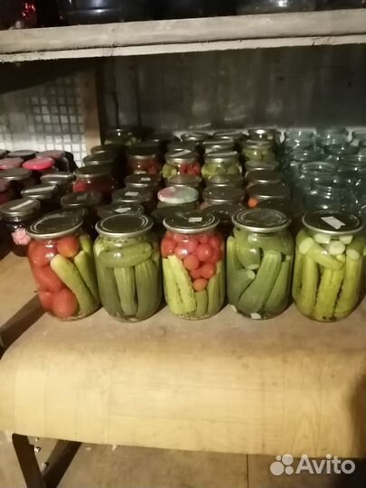 Помидоры, огурцы и сушеный чеснок домашние