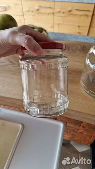 Стеклянные бутылки и банки