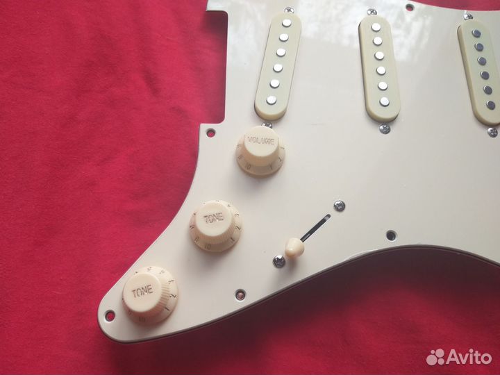 Пикгард для Fender Stratocaster SSS (кремовый)