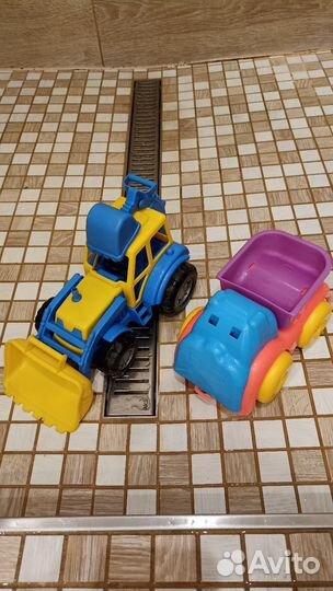 Трактор и машинка для игры в песочнице