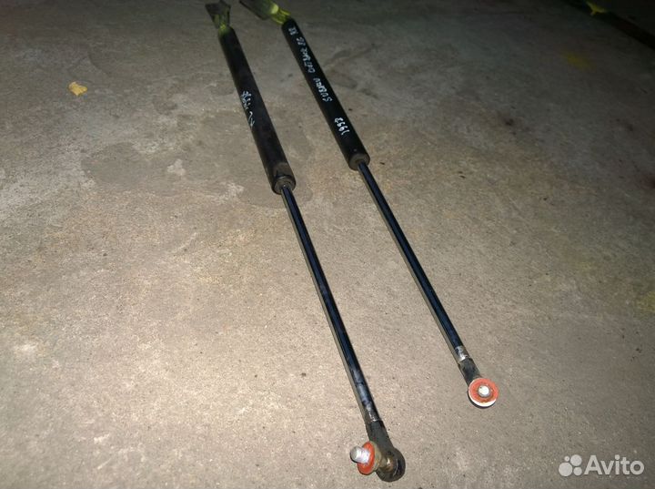 Амортизатор багажнтка subaru outback bg 1998