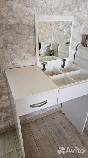Туалетный столик с зеркалом