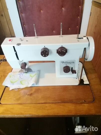 Швейная машина Чайка 143