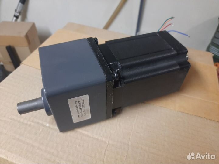 Шаговый двигатель с редуктором
