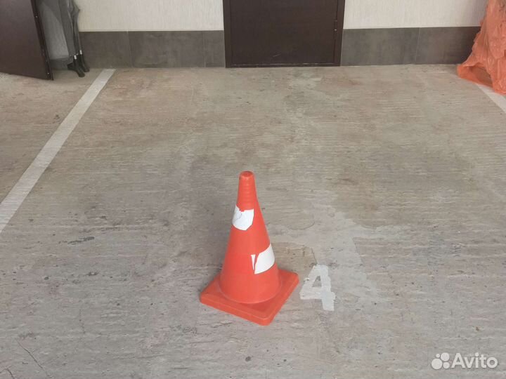Конус дорожный
