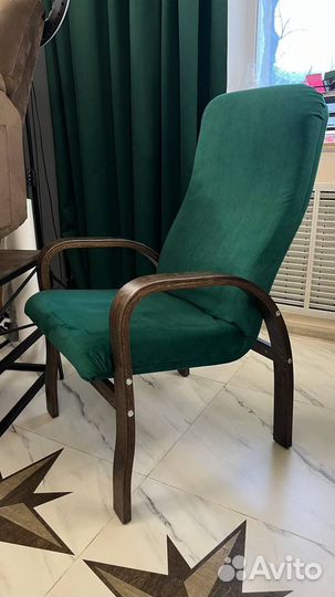 Кресло с деревянным подлокотником