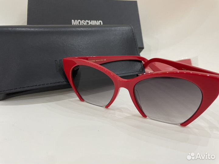 Солнцезащитные очки Moschino