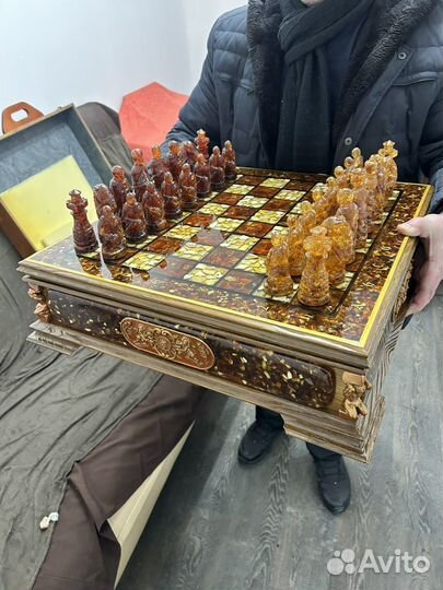 Шахматы из янтаря