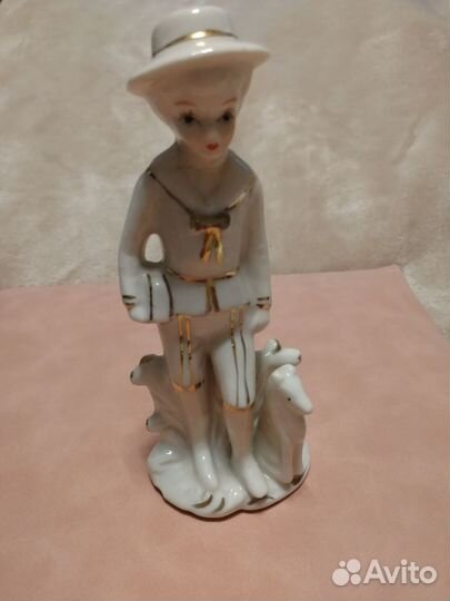 Статуэтка фарфор мальчик с собакой