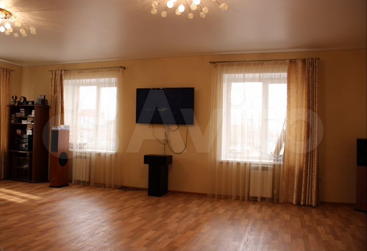 Коттедж 330 м² на участке 11 сот.