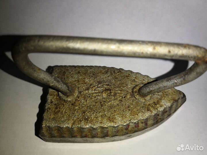 Старинный маленький утюг