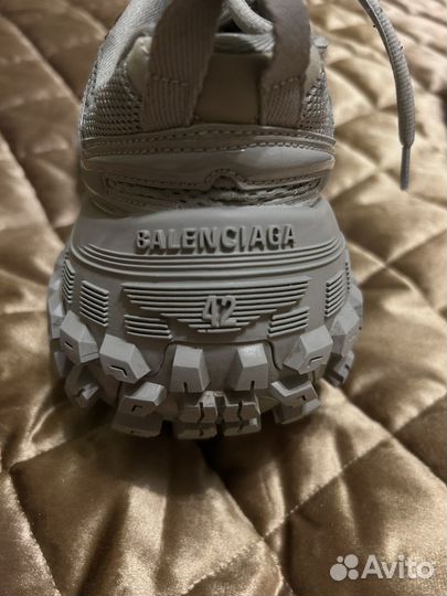 Balenciaga defender 42