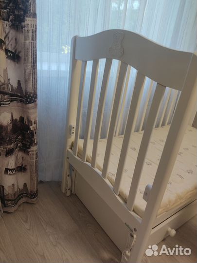 Детская кроватка с маятником и ящиком