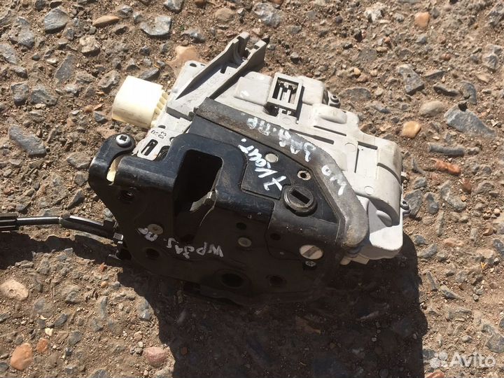 Замок задней двери правый Фольксваген пассат B7