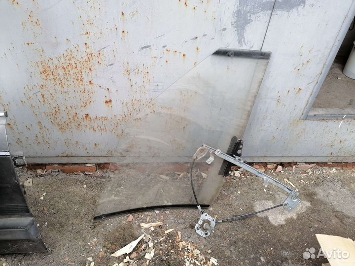 Стекла audi 100 боковые