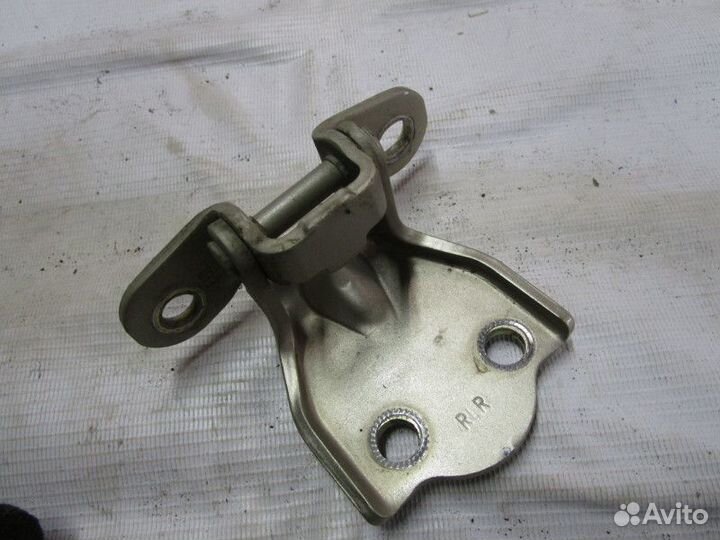 Петля двери задней правой нижняя Hyundai Accent II