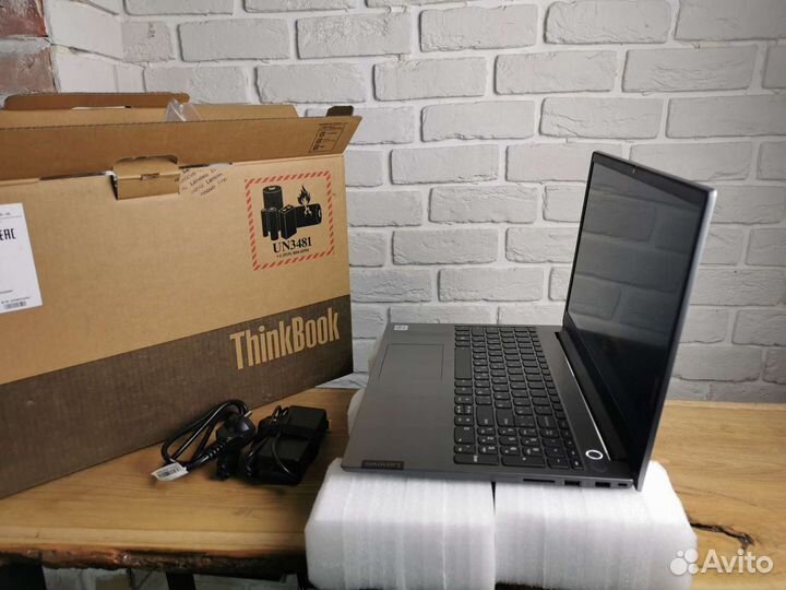 Ноутбук Lenovo в коробке
