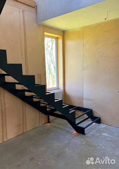 Лестница с забежными ступенями под ключ