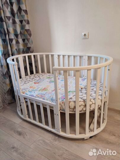 Детская кроватка с маятником круглая