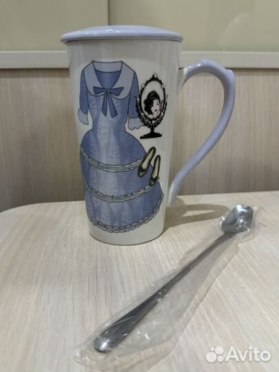 Фарфоровая подарочная кружка с крышкой и ложкой