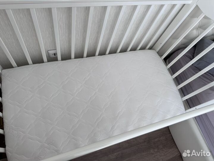 Кроватка,матрац и пеленальник для новорожденного