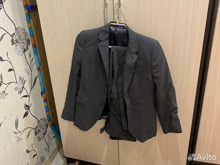 Костюм для школьника 140 +рубашки и спорт костюм