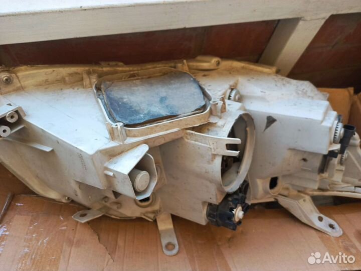 Продам передние фары Toyota Corolla nze144