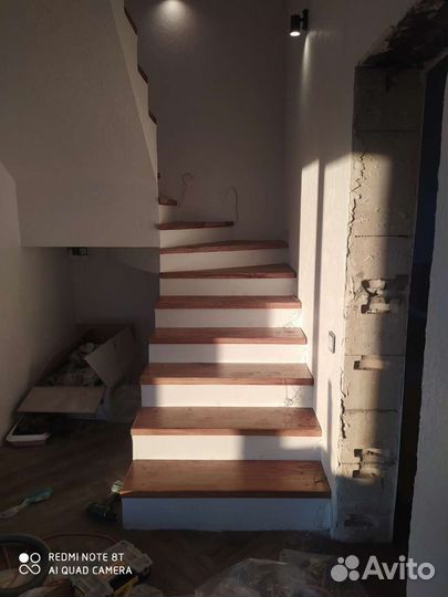 Лестница на второй этаж из массива дуба ступени