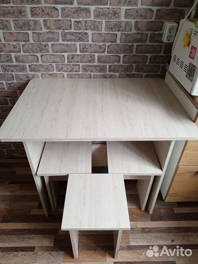 Кухонный стол и стулья комплект