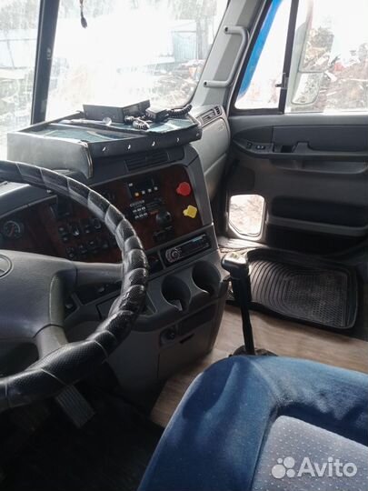 Freightliner Century Class с полуприцепом, 2002