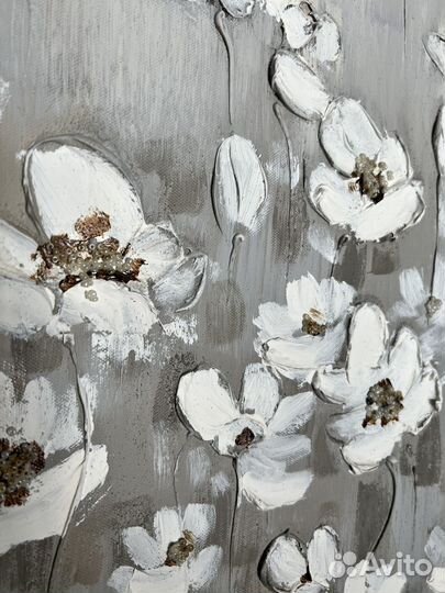Картина с белыми цветами