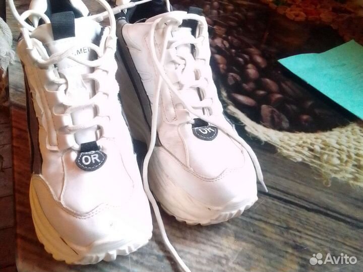 Кроссовки женские