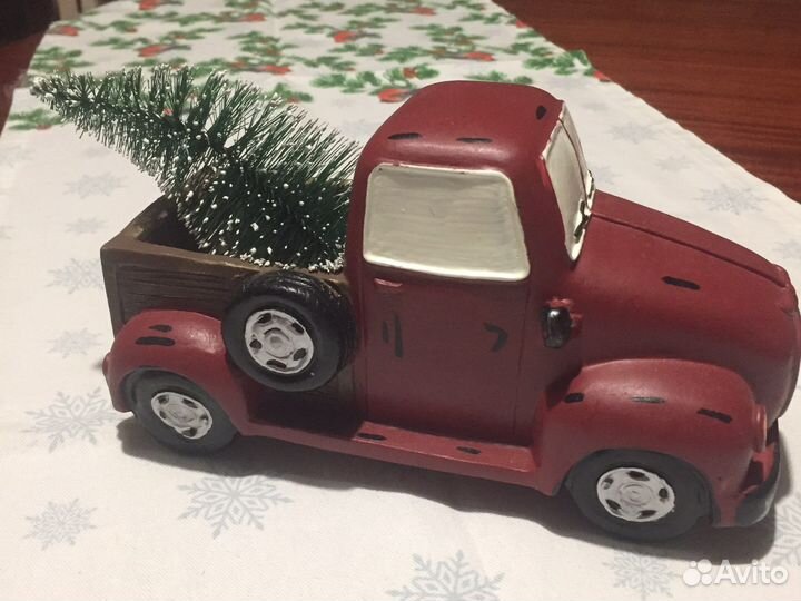 Новогодняя ретро машина с ёлкой