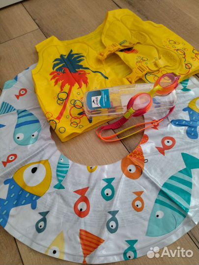 Очки, жилет, круг для плавания