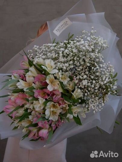 Букет из альстромерий и гипсофилы