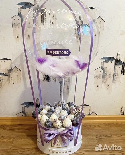 Клубника в шоколаде с цветами