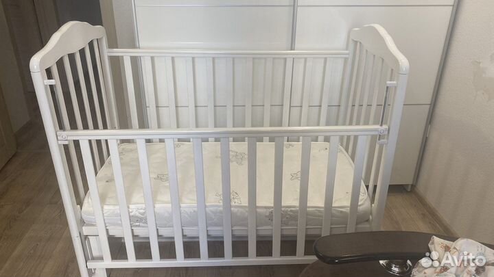 Детская кроватка с маятником и матрасом