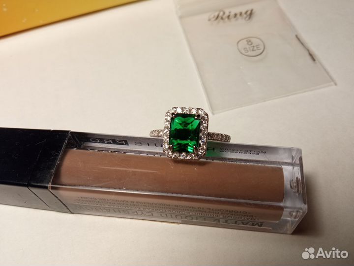 Кольцо не Санлайт с зелёным камнем