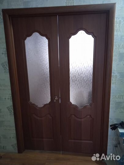 Два дверных полотна 60*200 с коробкой