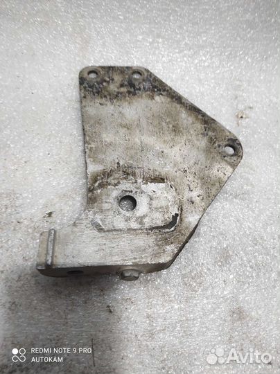 Кронштейн передней балки Ауди а8 D3