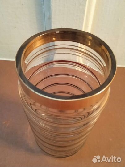 Золотистая вазочка