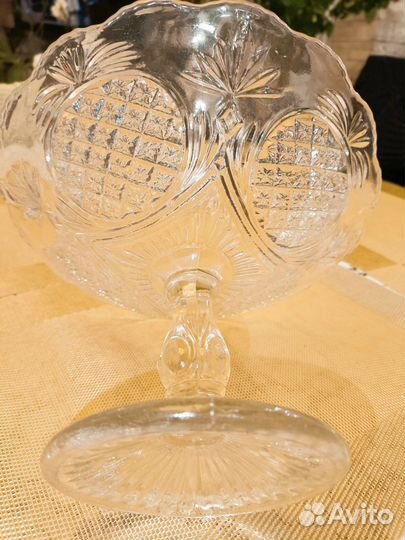 Ваза для фруктов на ножке